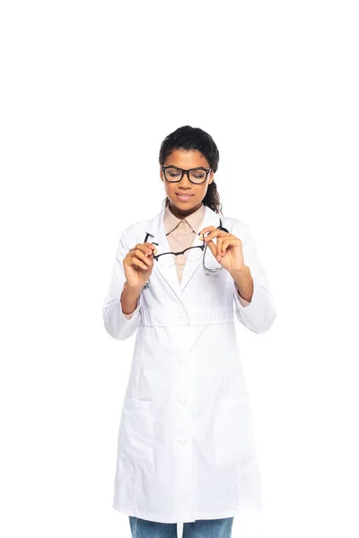 Ziemlich afrikanisch-amerikanischer Arzt schaut auf eine optische Brille isoliert auf weißem Grund — Stockfoto