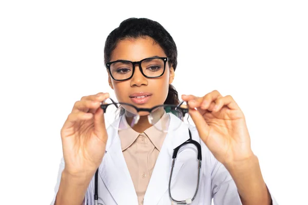 Gafas borrosas en manos de oftalmólogo afroamericano aislado en blanco - foto de stock