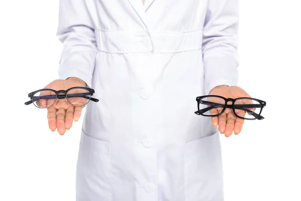 Cropped view of african american oculist holding eyeglasses isolated on white — Stock Photo