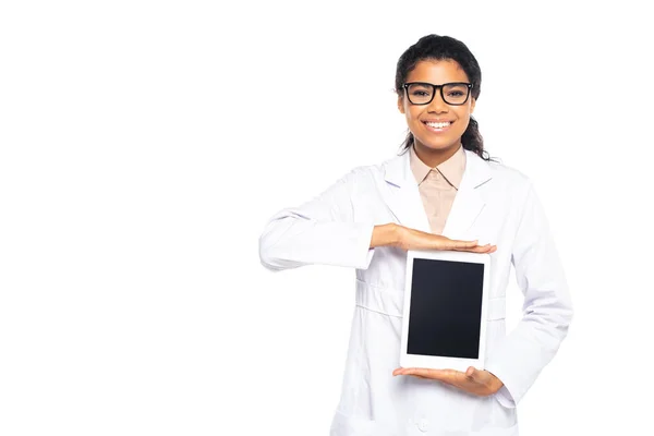 Oculista afro-americano sorridente em óculos segurando tablet digital com tela em branco isolado em branco — Fotografia de Stock