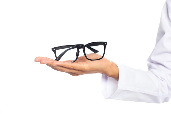 Vista recortada del oftalmólogo afroamericano con gafas en la mano aisladas en blanco - foto de stock