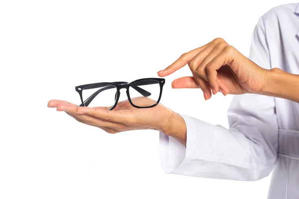 Vista recortada del oculista afroamericano con gafas aisladas en blanco - foto de stock