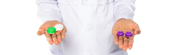 Vue recadrée du médecin afro-américain tenant des conteneurs avec des lentilles isolées sur blanc, bannière — Photo de stock