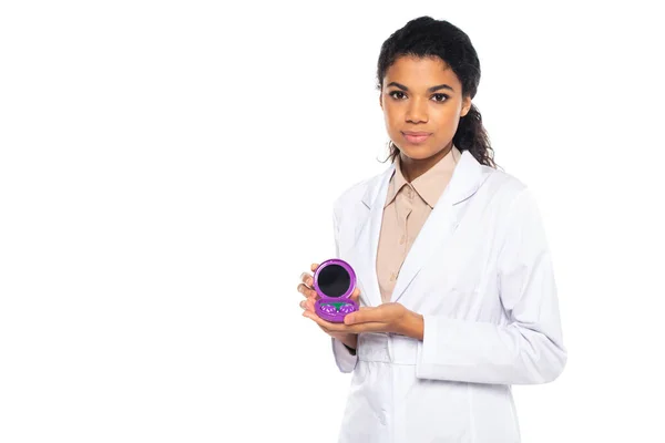 Jeune oculiste afro-américain tenant conteneur avec lentilles de contact isolées sur blanc — Photo de stock