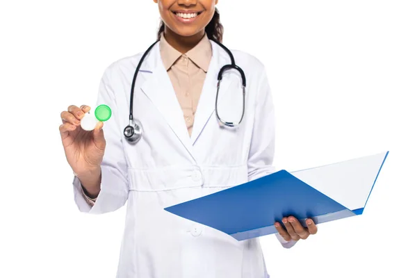 Vista recortada de la carpeta de papel de tenencia oculista afroamericana y lentes de contacto aisladas en blanco — Stock Photo