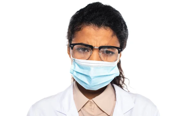 Triste médecin afro-américain en lunettes et masque médical regardant la caméra isolée sur blanc — Photo de stock