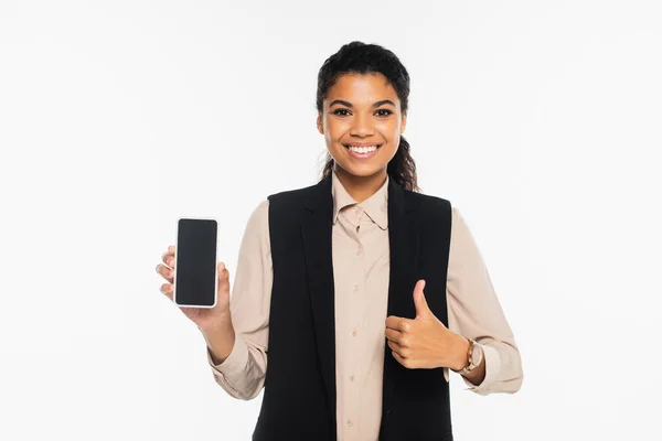 Lächelnde afrikanisch-amerikanische Geschäftsfrau zeigt wie und hält Smartphone mit leerem Bildschirm isoliert auf weiß — Stockfoto