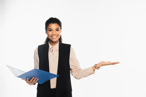 Empresaria afroamericana sosteniendo carpeta de papel y señalando con la mano aislada en blanco - foto de stock