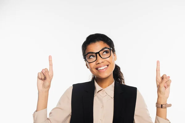 Alegre mujer de negocios afroamericana en gafas apuntando con los dedos aislados en blanco - foto de stock
