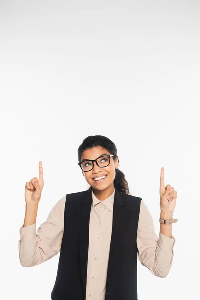 Joven mujer de negocios afroamericana señalando con los dedos aislados en blanco - foto de stock