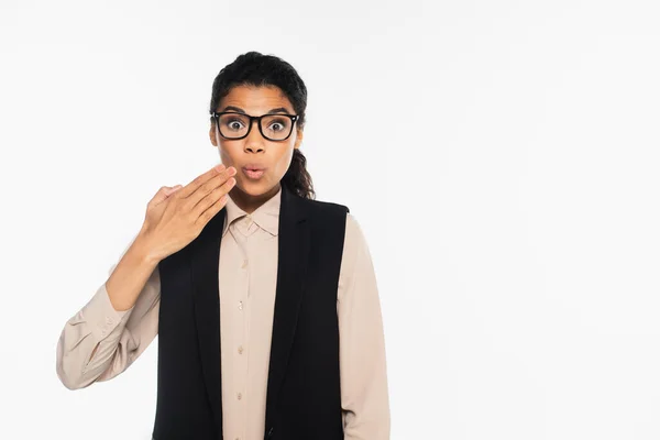 Scioccato afroamericano donna d'affari in occhiali guardando la fotocamera isolata su bianco — Foto stock
