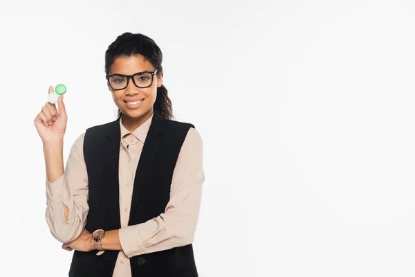 Donna d'affari afro-americana positiva in occhiali da vista che tiene contenitore con lenti isolate su bianco — Foto stock