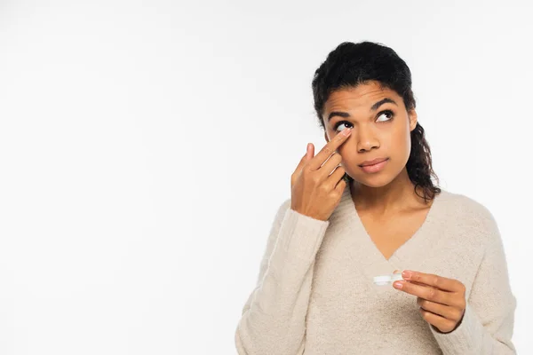 Africano mulher americana usando lente de contato isolado no branco — Fotografia de Stock