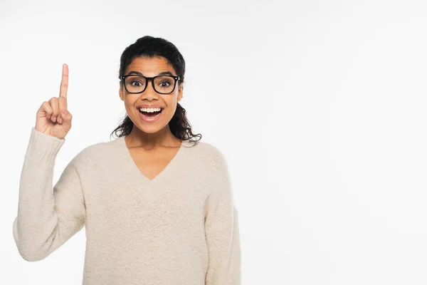 Emocionada mujer afroamericana en gafas que señalan con el dedo aislado en blanco - foto de stock