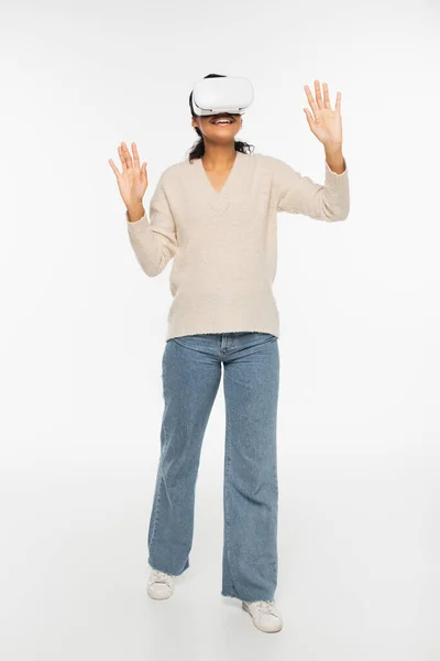 Comprimento total da mulher afro-americana usando headset realidade virtual em fundo branco — Fotografia de Stock