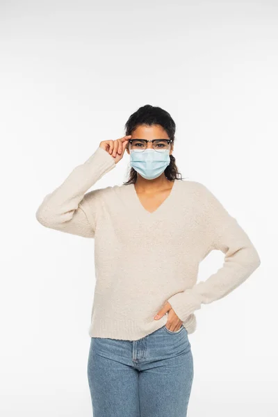 Femme afro-américaine en lunettes, masque médical et pull isolé sur blanc — Photo de stock