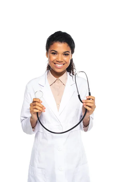 Joven médico afroamericano sosteniendo estetoscopio aislado en blanco - foto de stock