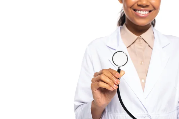 Vista cortada de estetoscópio na mão de médico afro-americano desfocado isolado em branco — Fotografia de Stock