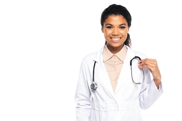 Молодой африканский американский врач улыбается в камеру, изолированную на белом — стоковое фото