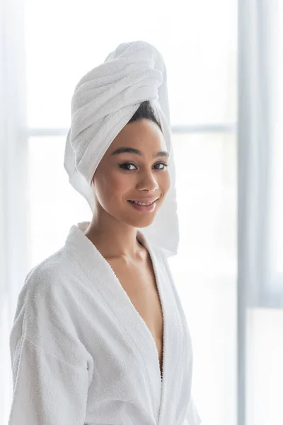 Joyeuse femme afro-américaine regardant la caméra dans la salle de bain — Photo de stock