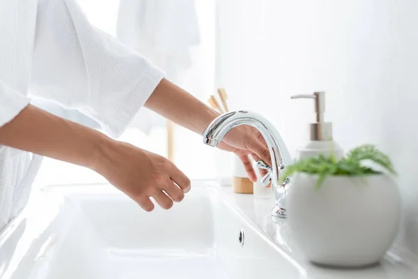 Cropped view of african american woman in bathroom — Stock Photo