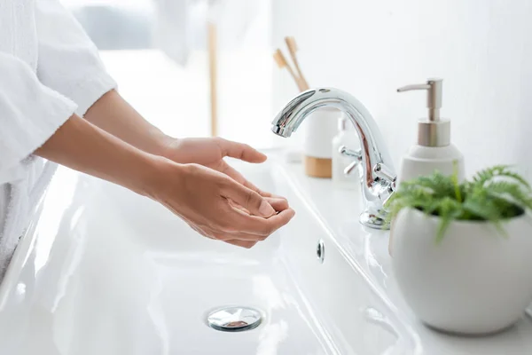 Vista recortada de la mujer afroamericana lavándose las manos en el baño - foto de stock