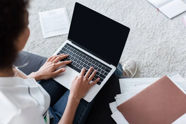 Von oben: afrikanisch-amerikanischer Freelancer tippt auf Laptop-Tastatur — Stockfoto