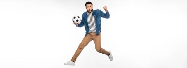 Hombre preocupado levitando mientras sostiene la pelota de fútbol y animando a blanco, pancarta - foto de stock