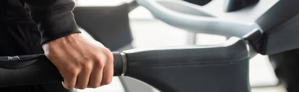 Cropped view of man training on blurred treadmill in gym, banner — Foto stock