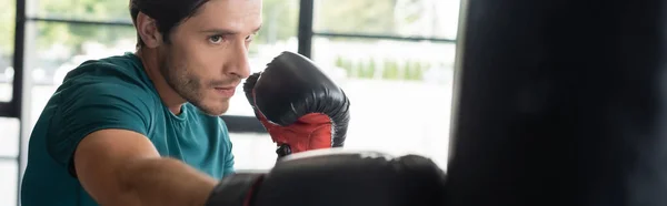 Sac de boxe sportif flou dans la salle de gym, bannière — Photo de stock