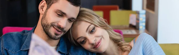 Glückliches junges Paar sitzt Kopf an Kopf bei romantischem Date im Restaurant, Banner — Stockfoto