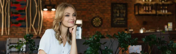 Giovane donna bionda che distoglie lo sguardo e sorride al caffè, striscione — Foto stock