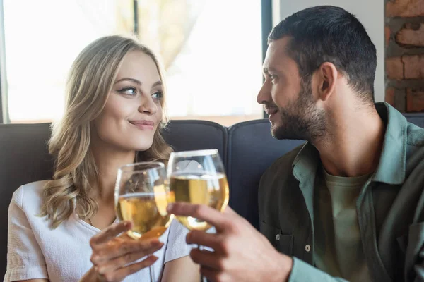 Fröhliches Paar klappert Weingläser und schaut sich im Restaurant an — Stockfoto