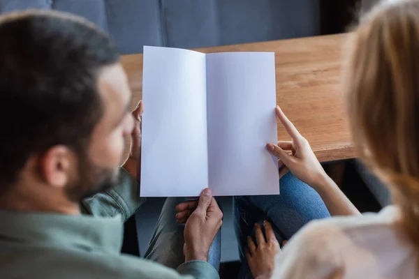 Back view of blurred couple with empty menu in cafe — Stockfoto