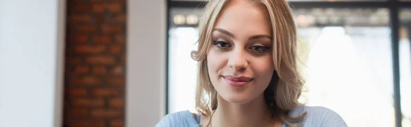 Красива молода жінка посміхається в кафе, банер — стокове фото