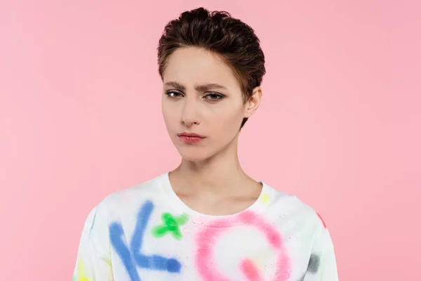 Offended brunette woman with short hair looking at camera isolated on pink — Foto stock