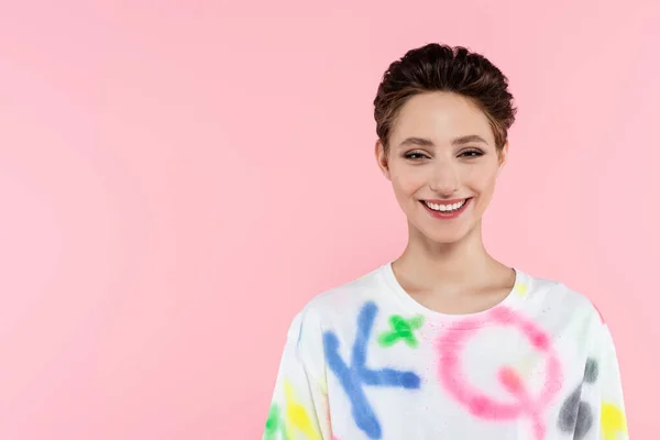 Happy and stylish brunette woman looking at camera isolated on pink — Foto stock