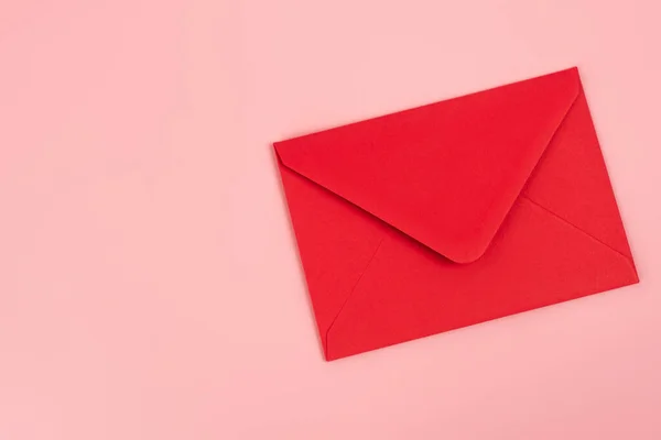 Vue de dessus de l'enveloppe rouge isolée sur rose — Photo de stock