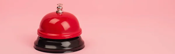 Campana roja y metálica aislada en rosa, pancarta - foto de stock