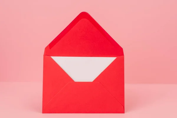 Enveloppe rouge avec lettre d'amour isolée sur rose — Photo de stock
