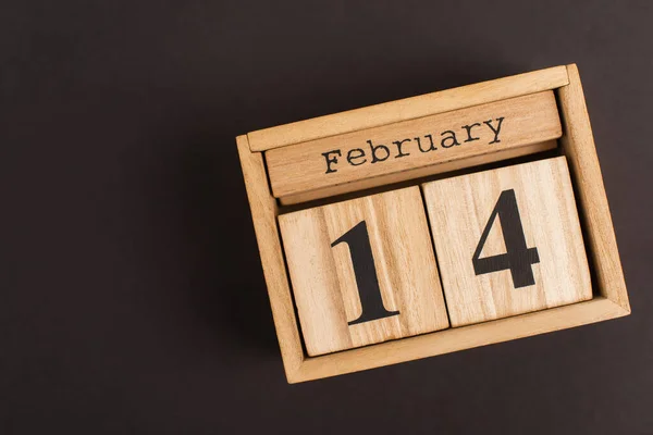 Close-up de calendário de madeira com cubos e 14 Fevereiro lettering em preto — Fotografia de Stock