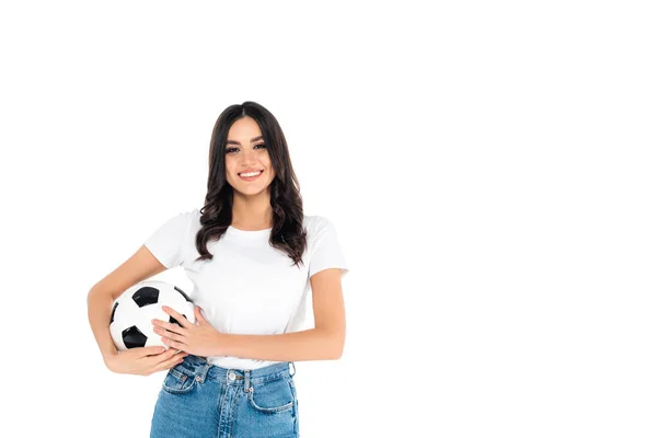 Allegra donna bruna che tiene il pallone da calcio e guarda la fotocamera isolata sul bianco — Foto stock