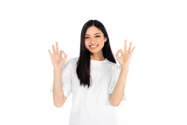 Glücklich asiatische Frau zeigt okay Zeichen und Blick auf Kamera isoliert auf weiß — Stockfoto