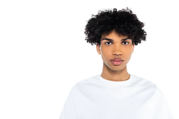 Jeune homme afro-américain avec perçage regardant la caméra isolée sur blanc — Photo de stock