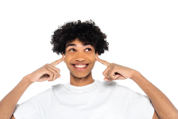 Homme afro-américain joyeux toucher le visage tout en regardant loin isolé sur blanc — Photo de stock