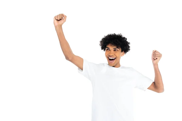Jeune excité homme afro-américain en t-shirt montrant geste de joie isolé sur blanc — Photo de stock