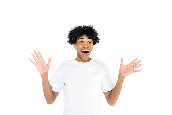 Excité homme afro-américain avec la bouche ouverte regardant loin et agitant les mains isolées sur blanc — Photo de stock