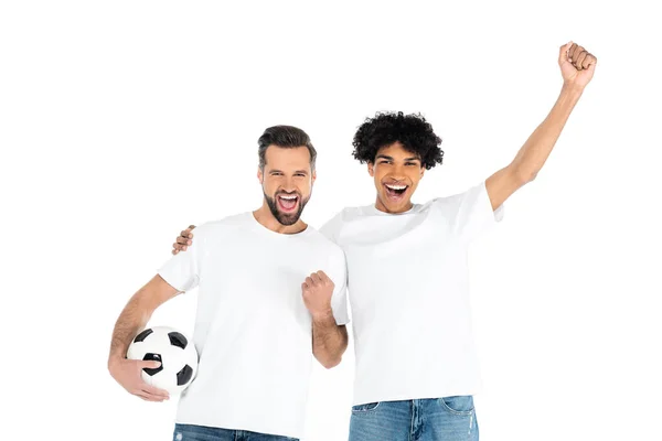 Захоплені багатоетнічні шанувальники спорту з футбольним м'ячем кричать і показують жест виграшу ізольовано на білому — стокове фото