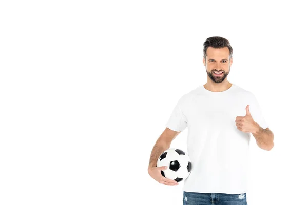 Hombre feliz con pelota de fútbol mostrando el pulgar hacia arriba aislado en blanco - foto de stock