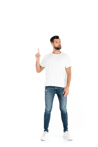 Vue pleine longueur de l'homme barbu en t-shirt et jeans pointant du doigt sur blanc — Photo de stock